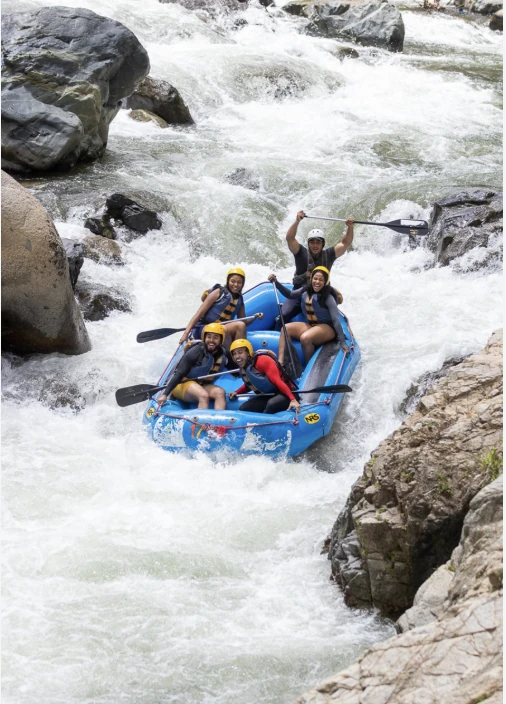 Un grupo practicando rafting entre rápidos y rocas